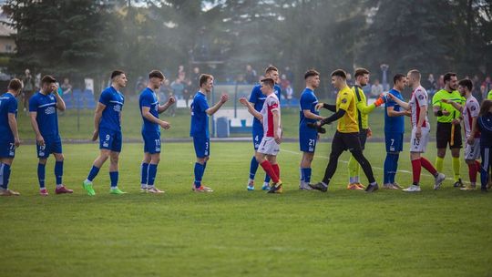 piłkarze witający się ze sobą przed meczem 4 ligi w Gorlicach