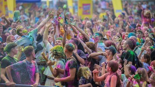Zdjęcie przedstawia młodzież na Festiwalu kolorów 2024 w Gorlicach