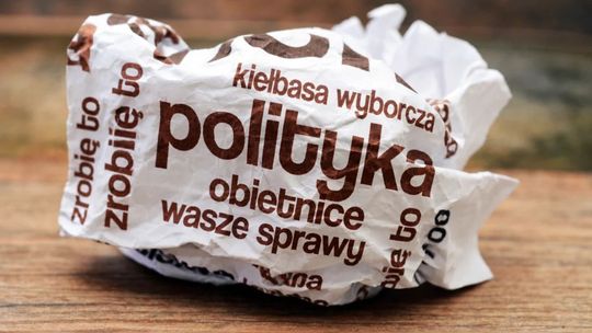 kartka zmiętego papieru z napisami polityka obietnice wasze sprawy
