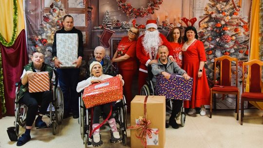 zdjęcie przedstawia ludzi z Świętym Mikołajem