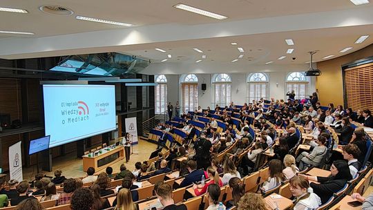 zdjęcie przedstawia sale wypełnioną młodzieżą