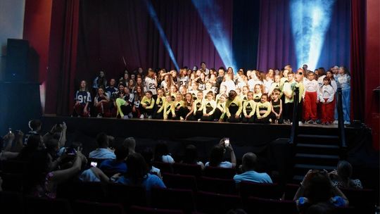 zdjęcie przedstawia grupę dzieci na scenie w Bieczu