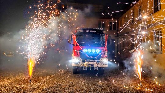 zdjęcie może przedstawiać samochód strażacki po bokach race