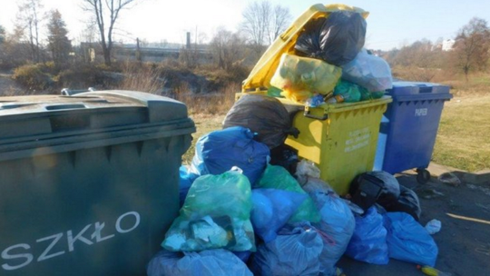 Fotopułapki w boju o sortowanie śmieci. Tak walczy Biecz