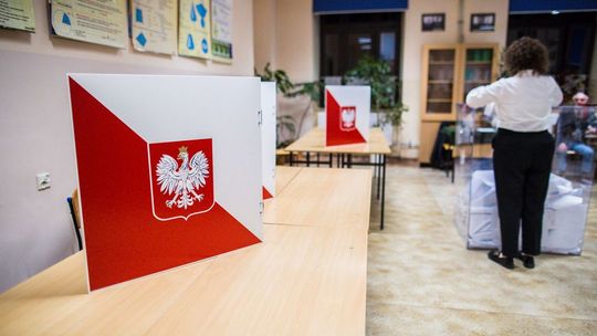 zdjęcie przedstawia flagę polski na parawanie