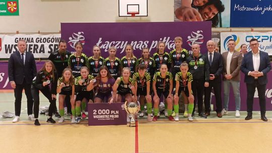 drużyna piłki nożnej kobiet ze staszkówki z medalami mistrzostw polski