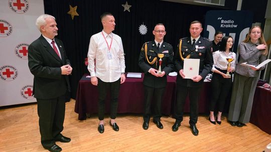 zdjęcie przedstawia grupę osób z nagrodami