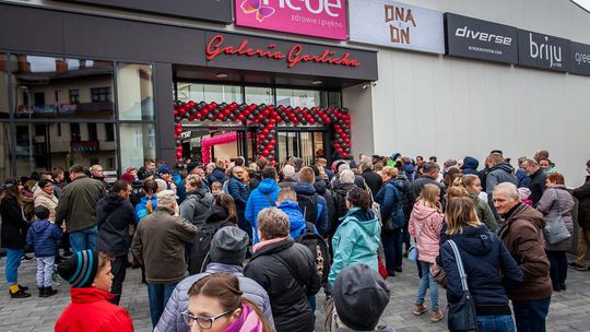 zdjęcie przedstawia tłum ludzi przed galerią handlową