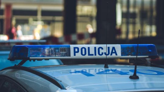 Zdjęcie przedstawia dach samochodu policyjnego