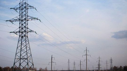 zdjęcie przedstawia słupy energetyczne