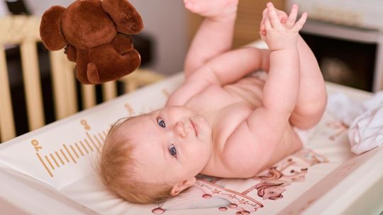 Gdzie tu przewinąć malucha? Spokojnie, miasto ogarnęło temat Zdjęcie przedstawia malucha na przewijaku