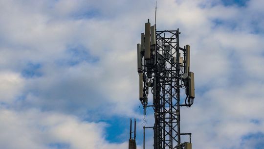 Gdzie w Gorlicach jest największa strefa promieniowania elektromagnetycznego? zdjęcie przedstawia maszt z antenami telefonii komórkowej