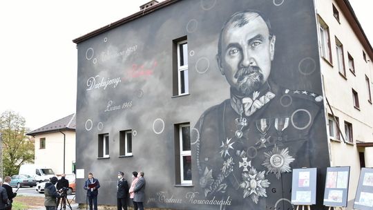 Generał Tadeusz Rozwadowski bohaterem muralu na ścianie łużniańskiej remizy