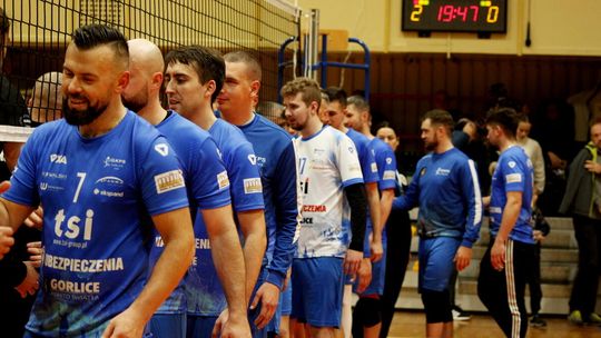 zdjęcie przedstawia mężczyzn w koszulkach sportowych pod siatką