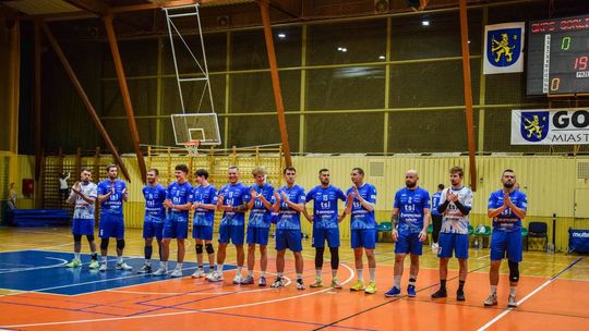 zdjęcie przedstawia siatkarzy przed meczem