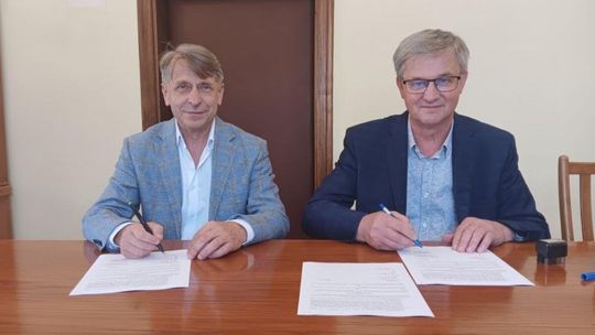 Zdjęcie przedstawia burmistrza Biecza podpisującego umowę
