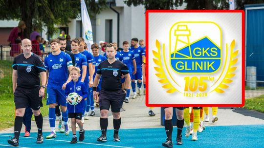 zdjęcie przedstawia drużynę piłki nożnej wchodzącą na murawę