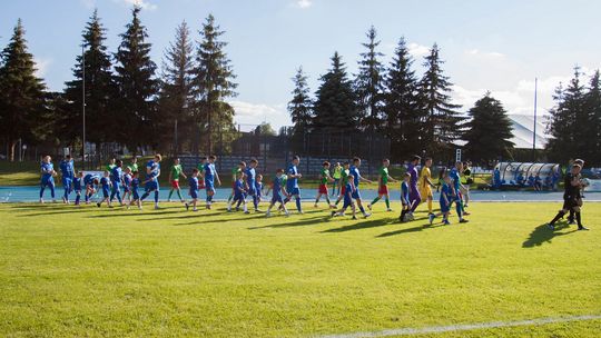 piłkarze wchodzący na boisko stadionu w gorlicach