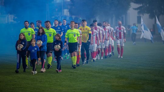 drużyny piłkarskie wychodzące na boisko przed meczem w gorlicach