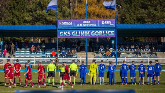 drużyny piłki nożnej na boisku przed meczem na stadionie w gorlicach