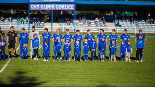 zdjęcie przedstawia drużynę piłki nożnej na boisku