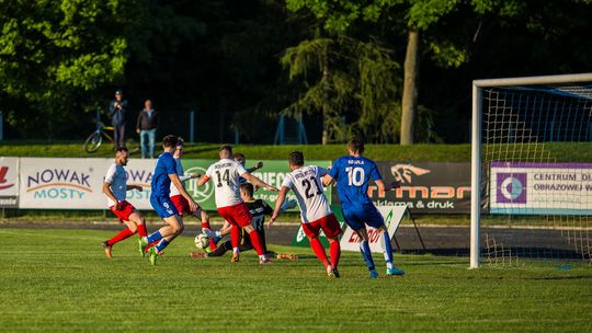 piłkarze pod bramką walczą o piłkę