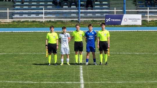 zdjęcie przedstawia piłkarzy na środku boiska