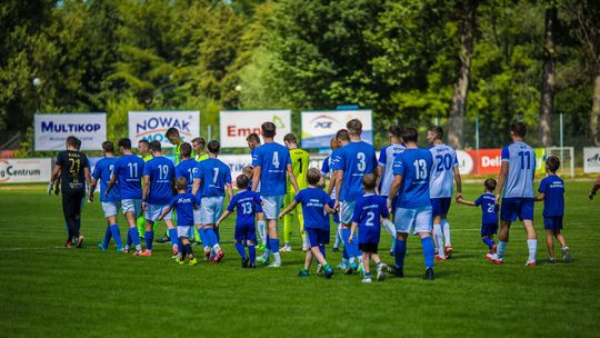 grupa piłkarzy wchodząca na boisko glinika gorlice
