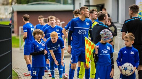 piłkarze stojący koło szatni na stadionie