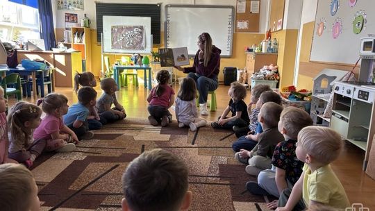 zdjęcie przedstawia sale z dziećmi