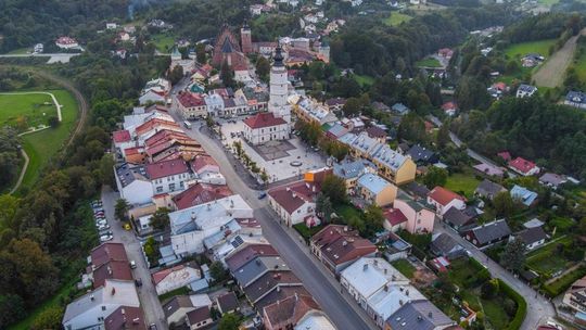 zdjęcie przedstawia widok z góry na miasto z ratuszem