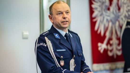 zdjęcie przedstawia mężczyznę w mundurze