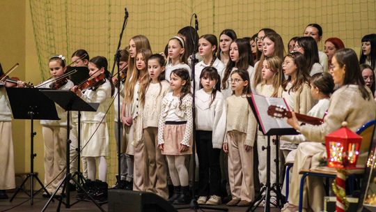 zdjęcie przedstawia dzieci śpiewające na scenie