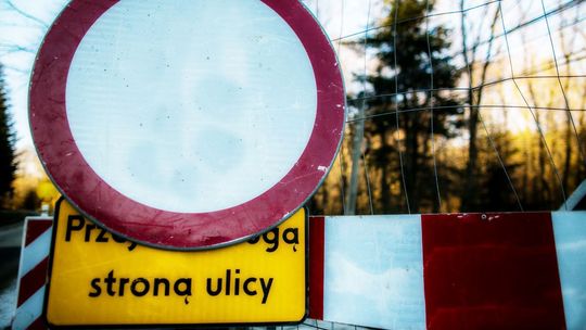znak zakazu na drodze powiatu gorlickiego