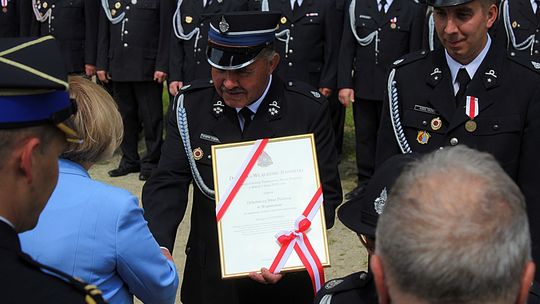 zdjęcie przedstawia mężczyznę z czapce z dyplomem