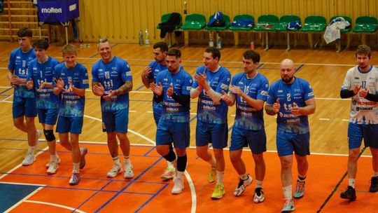 zdjęcie przedstawia grupę mężczyzn w sportowych strojach