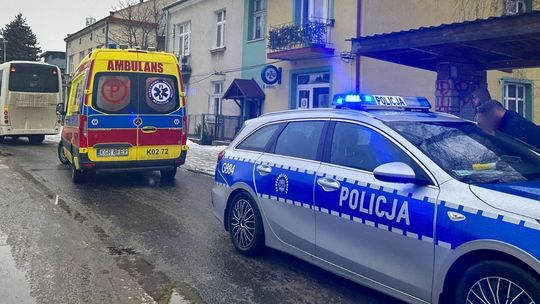 policyjny radiowóz, karetka pogotowia i autobus stojący na zatoce przystankowej w Gorlicach