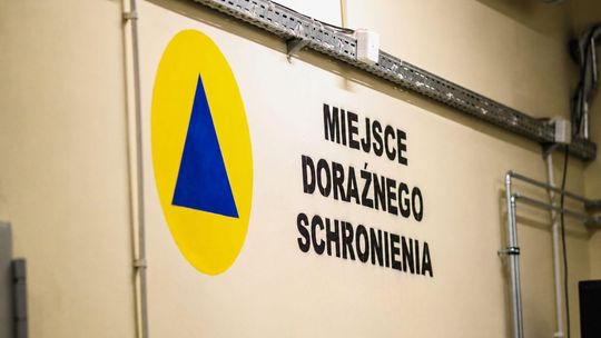 Gorlice bez schronów? Ustawa nakłada nowe obowiązki Zdjęcie przedstawia napis w miejscu doraźnego schronienia