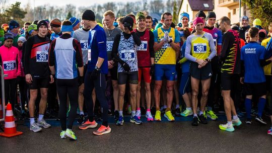 biegacze stojący na linii startu biegu sylwestrowego w gorlicach 2022