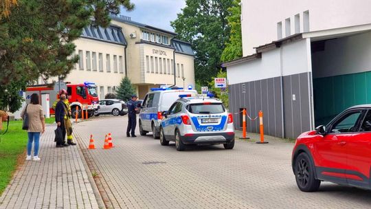 zdjęcie przedstawia strażaków i policjantów przy budynku szpitala w gorlicach