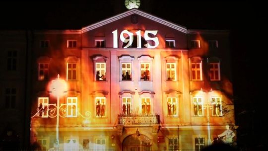 Gorlice chcą muzeum I Wojny Światowej. Powołano Społeczną Radę Europejskiego Muzeum Frontu Wschodniego zdjęcie przedstawia ścianę frontową ratusza w gorlicach na której są wyświetlane obrazy