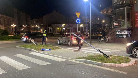 zdjęcie przedstawia ulicę miejską wieczorem, na niej powyginane bariery i ścięte znaki