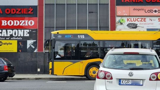 zdjęcie przedstawia żółty autobus jadący po ulicy w Gorlicach