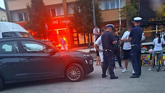zdjęcie przedstawia policjantów koło samochodu na rynku w gorlicach