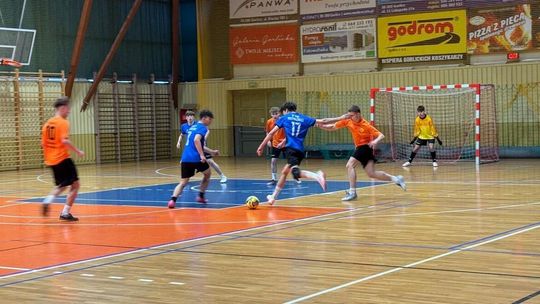 zdjęcie przedstawia chłopców grających w piłkę w hali sportowej w Gorlicach