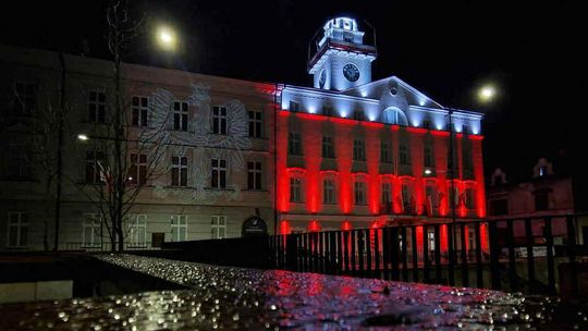zdjęcie przedstawia budynek z biało czerwoną iluminacją