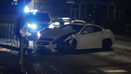 zdjęcie przedstawia rozbite auto na legionów