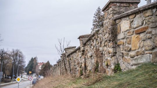 Mur cmentarza parafialnego w Gorlicach