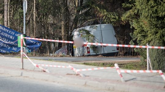 Gorlice. Kierowca dostawczaka uszkodził ogrodzenie. Trafił do szpitala.