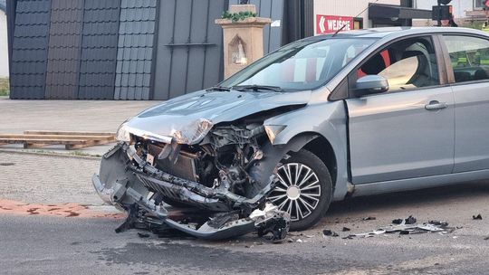 zdjęcie przedstawia uszkodzony pojazd po kolizji